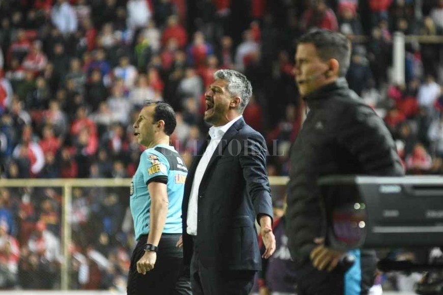 ELLITORAL_454342 |  Pablo Aguirre El reclamo de Gustavo Munúa, que estuvo relativamente controlado pero igualmente protestó cuando Tello ignoró el claro penal a Corvalán.