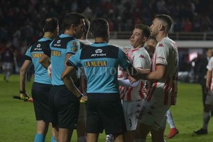 Manuel Fabatía El reclamo de Peralta Bauer, autor del gol y Lionel Bucca, luego del partido, a Facundo Tello.