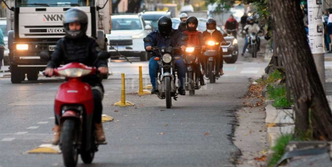 Plaga de motos sobre la ciclovía de Urquiza  provoca serios riesgos para los ciclistas