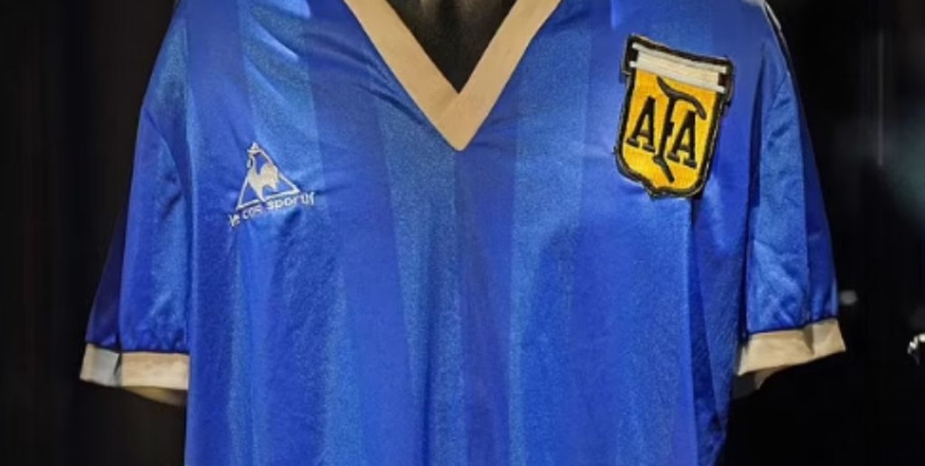 Una delegación de Argentina se presenta en la subasta por la camiseta que usó Maradona contra Inglaterra