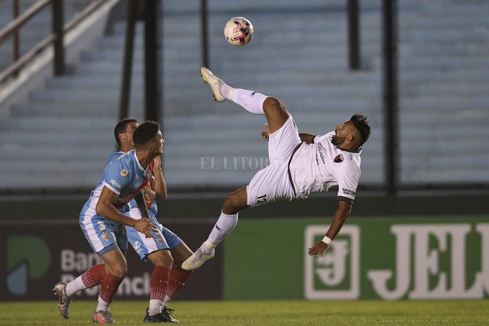 Colón perdió 2 a 0 frente a Arsenal y se despidió de la siguiente fase del torneo. Lleva 9 encuentros sin ganar en la Liga Profesional.