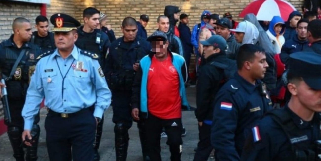 45 barras de Independiente fueron expulsados de paraguay por portación de drogas y armas
