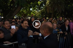 Foto: Flavio Raina Antes y después del discurso, el gobernador saludó a cientos de simpatizantes que se llegaron a la Legislatura para seguir su mensaje ante las Cámaras.  Foto: Flavio Raina
