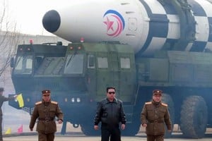 ELLITORAL_454671 |  Gentileza Kim Jong-un junto al misil balístico intercontinental Hwasong-17 (ICBM).