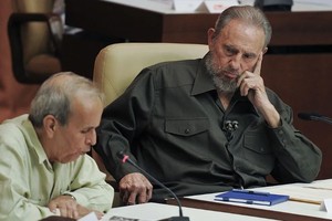 Getty Fidel Castro escucha al presidente del Parlamento cubano Ricardo Alarcón, durante una sesión especial del Parlamento cubano, el 7 de agosto de 2010 en La Habana.