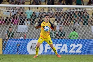 ELLITORAL_453866 |  El Litoral El amarillo trae suerte. El uruguayo Santiago Mele y el mítico Maracaná de fondo en la Copa Sudamericana. Fue el gran  Salvador  de la noche rojiblanca en Brasil.
