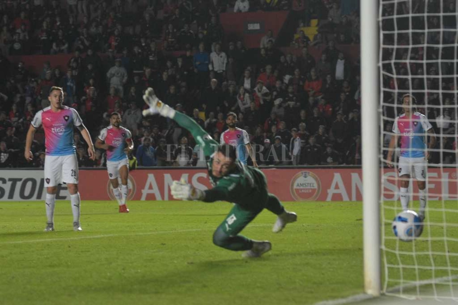 Copa Libertadores Colon - Cerro Porteño
  El primer tiempo y el festejo de gol de Facundo Farías