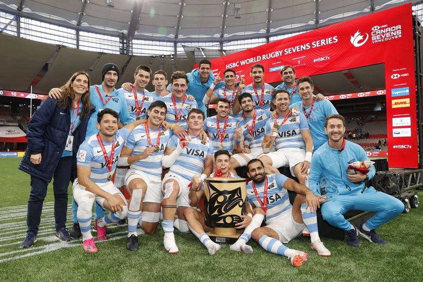ELLITORAL_452262 |  Crédito Prensa UAR / @dayabay Los Pumas 7s festejan con la copa obtenida en Vancouver.