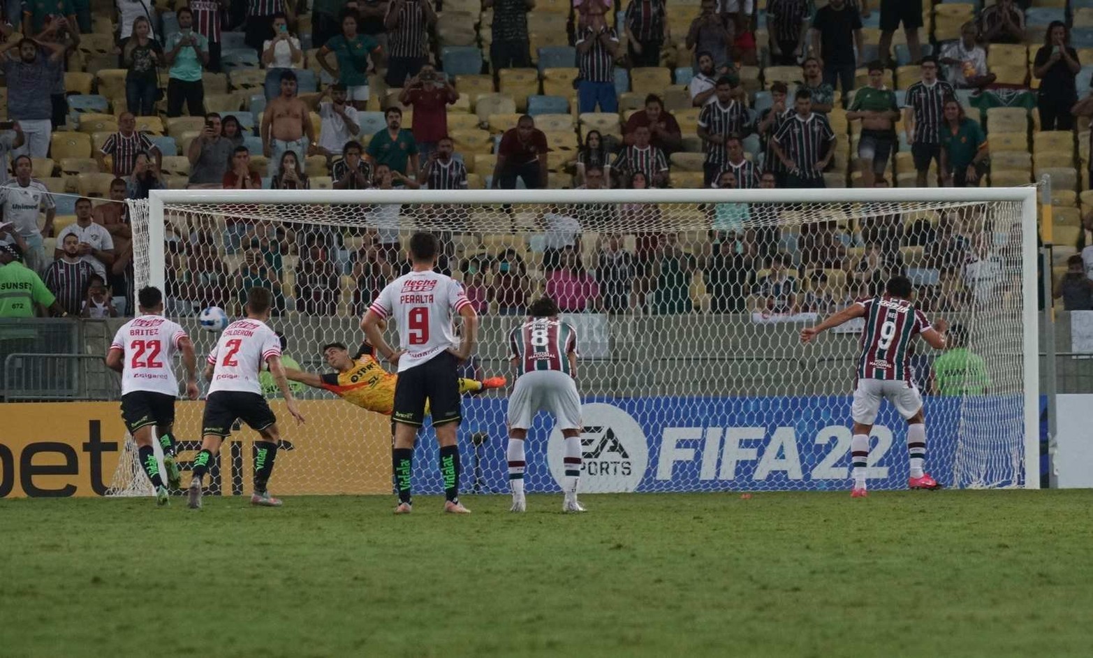 La jugada de la noche. El arquero uruguayo Mele ataja el penal. Copa Sudamericana, Unión jugó muy bien y empató 0 a 0 con el Fluminense en Río de Janeiro.
