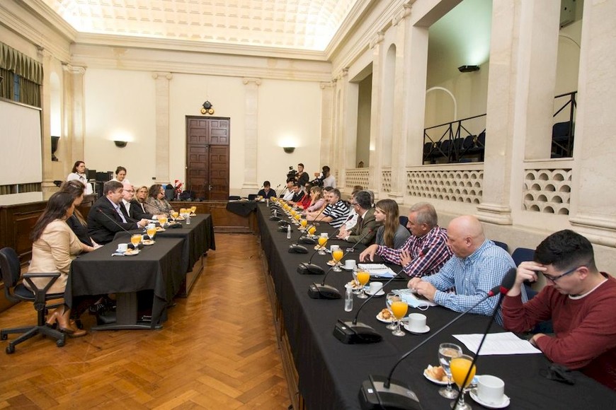 ELLITORAL_452783 |  Gentileza Encuentro. Se realizó entre autoridades de la UNL, de las Defensorías del Pueblo de Santa Fe y Paraná, de las empresas Fluviales y Etacer, de la FUL y de diferentes facultades.