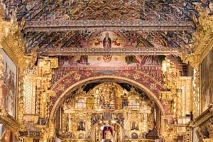 Eduardo Hirose Maio (2017). Vista general de la única nave, cuajada de oro peruano como complemento de una vivaz policromía en retablos, imágenes y marcos de cuadros.