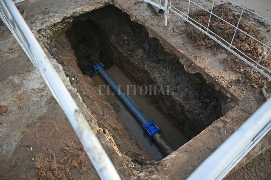 ELLITORAL_453307 |  Pablo Aguirre. En la intersección de Santiago Derqui y Rivadavia comenzaron los arreglos del caño que perdía agua hace más de 20 días.