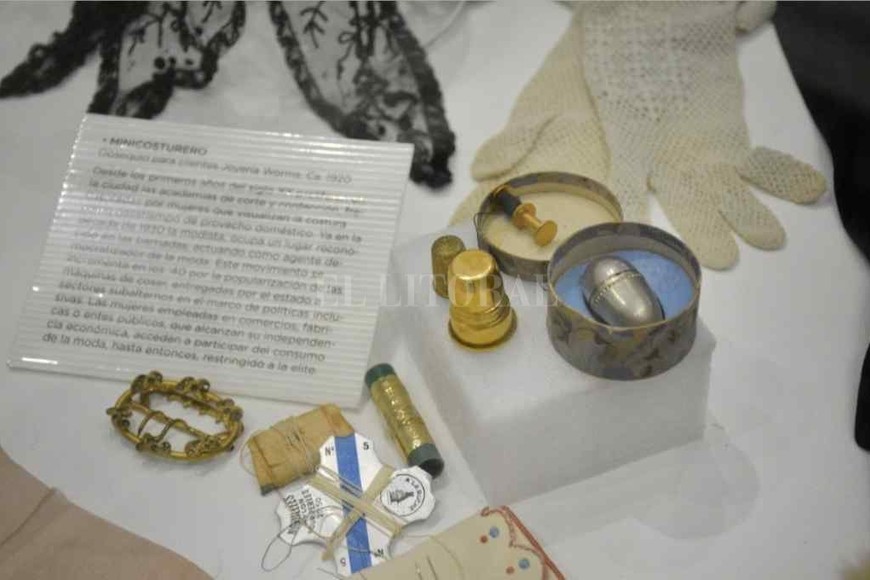 ELLITORAL_454097 |  Pablo Aguirre Accesorios femeninos de principios del siglo pasado.