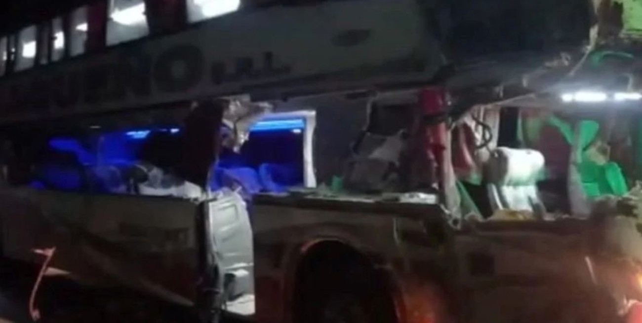 Trágico choque entre un micro y un camión en Jujuy