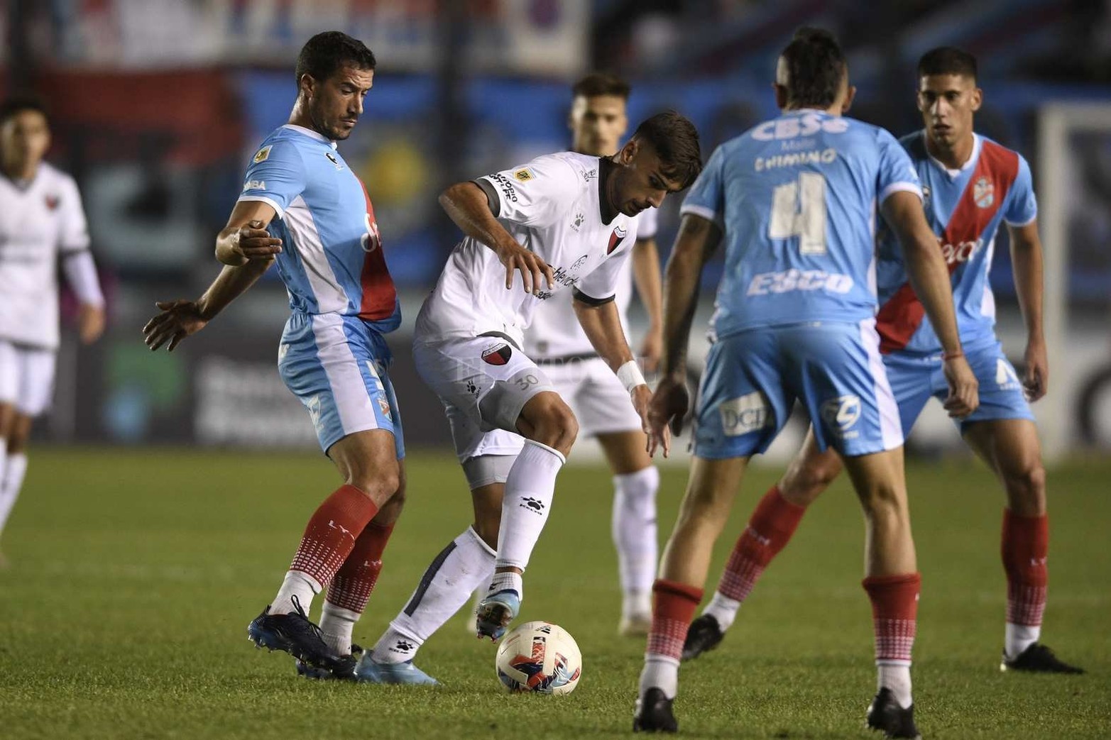 Colón perdió 2 a 0 frente a Arsenal y se despidió de la siguiente fase del torneo. Lleva 9 encuentros sin ganar en la Liga Profesional.