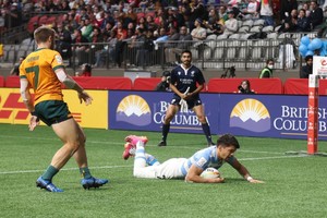 Crédito Prensa UAR / @dayabay Lautaro Bazán Vélez anota uno de los tries argentinos ante Australia.