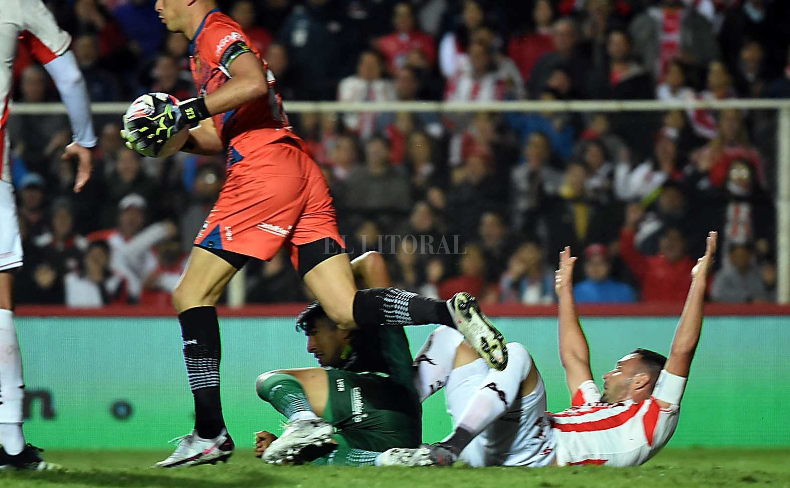 Jugada polémica que pareció penal y el VAR no la habría analizado. Claudio Corvalán es marcado con foul claro.