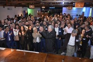 ELLITORAL_454218 |  Gentileza El referente de Republicanos Unidos se mostró junto a dirigentes de su espacio de todo el país, y también junto a una mascota que remite a su apelativo.