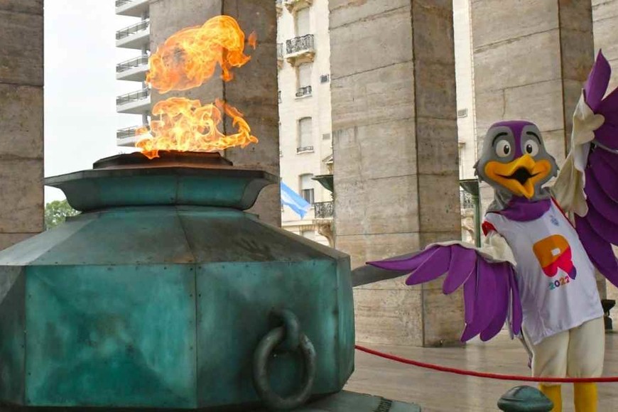 ELLITORAL_453136 |  Gentileza Teté en Rosario. La mascota de los III Juegos Suramericanos Rosario 2022 posa en el Monumento a la Bandera.