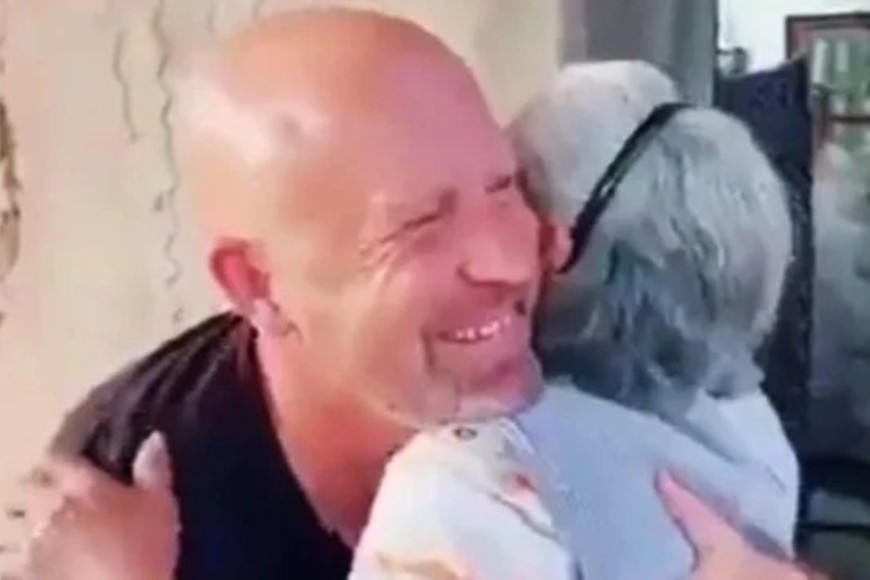 ELLITORAL_454493 |  Gentileza Conmovedor abrazo entre Juan y Ana, tras más de cuatro décadas.