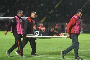 Pablo Aguirre Colón sin el  10 . La foto que nadie quería ver: el tucumano Luis Miguel Rodríguez dejando en camilla el Cementerio de los Elefantes el viernes pasado contra Estudiantes. Se desgarró el aductor y estará unos 45 días afuera de todo.