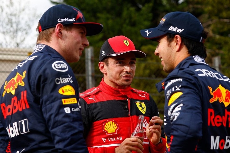 ELLITORAL_452418 |  Reuters Verstappen, Leclerc y Pérez, los candidatos para esta temporada, dialogando tras el Sprint.