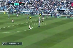 Captura TV El gol que se le anuló a Gimnasia por la posición adelantada del hombro.