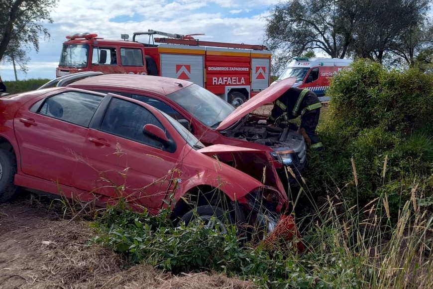ELLITORAL_454324 |  Relaciones Policiales Los ocupantes del otro vehículo, un auto también de color rojo, resultaron ilesos y no debieron ser asistidos.