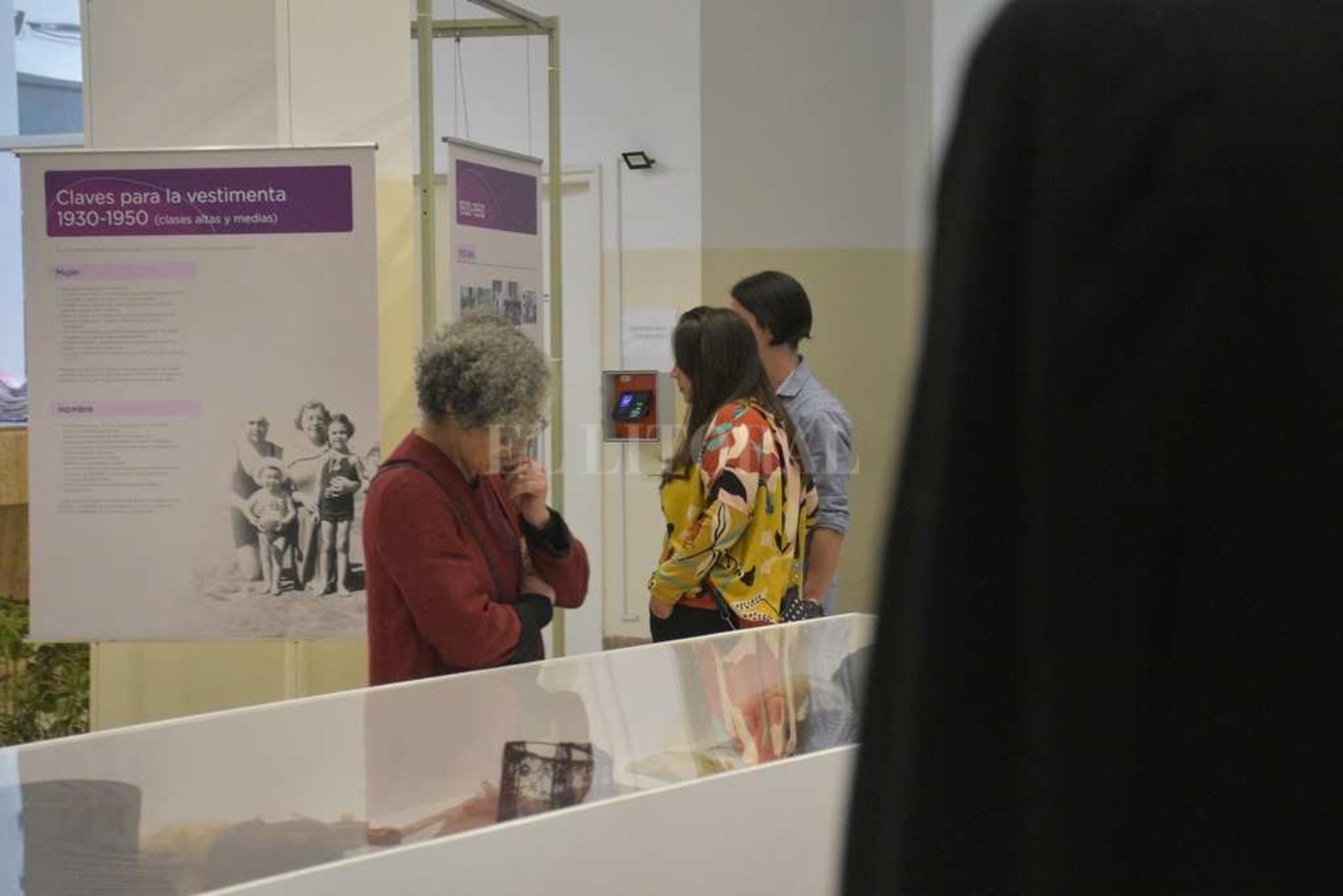 "Viste sentidos". Ese es el nombre de la muestra inaugurada esta semana en el hall del Palacio Municipal que permite conocer más sobre cómo se vestían los santafesinos entre 1880 y 1950.