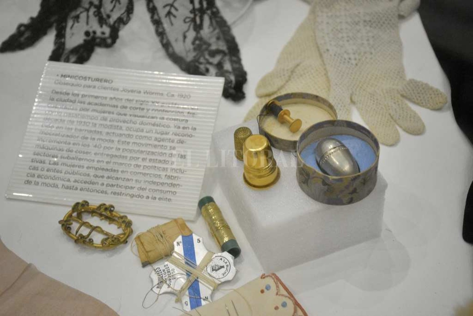 "Viste sentidos". Ese es el nombre de la muestra inaugurada esta semana en el hall del Palacio Municipal que permite conocer más sobre cómo se vestían los santafesinos entre 1880 y 1950.