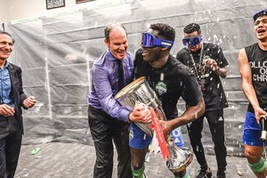 Seattle Sounders Yeimar celebrando con el trofeo continental.