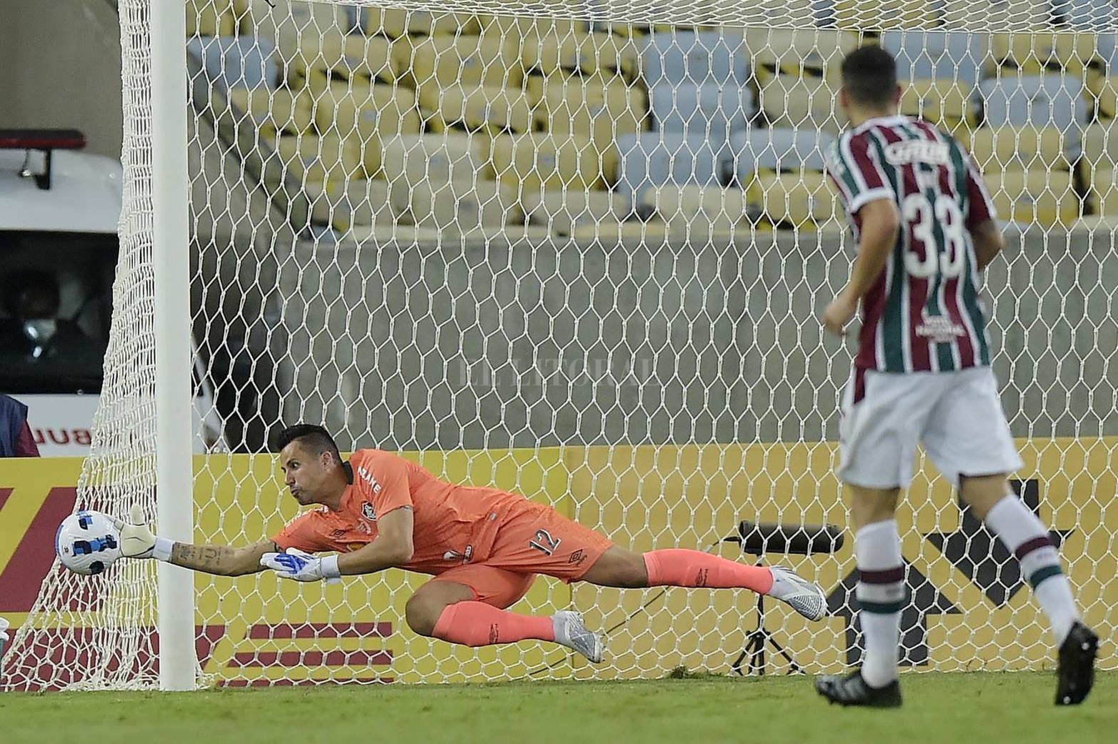 El remate de Zenon que sacó el arquero. Copa Sudamericana, Unión jugó muy bien y empató 0 a 0 con el Fluminense en Río de Janeiro.