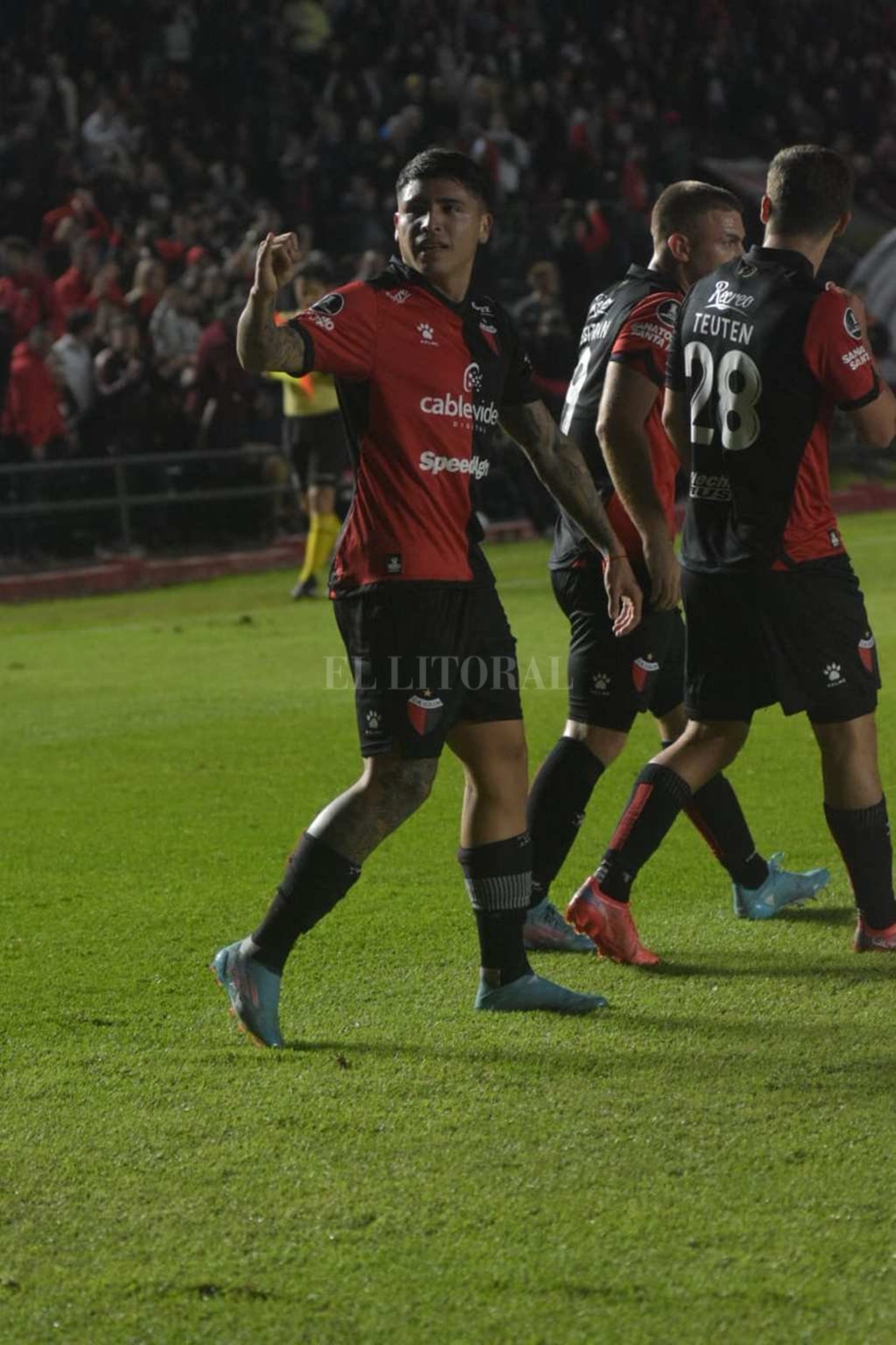 Copa Libertadores Colon - Cerro Porteño
  El primer tiempo y el festejo de gol de Facundo Farías