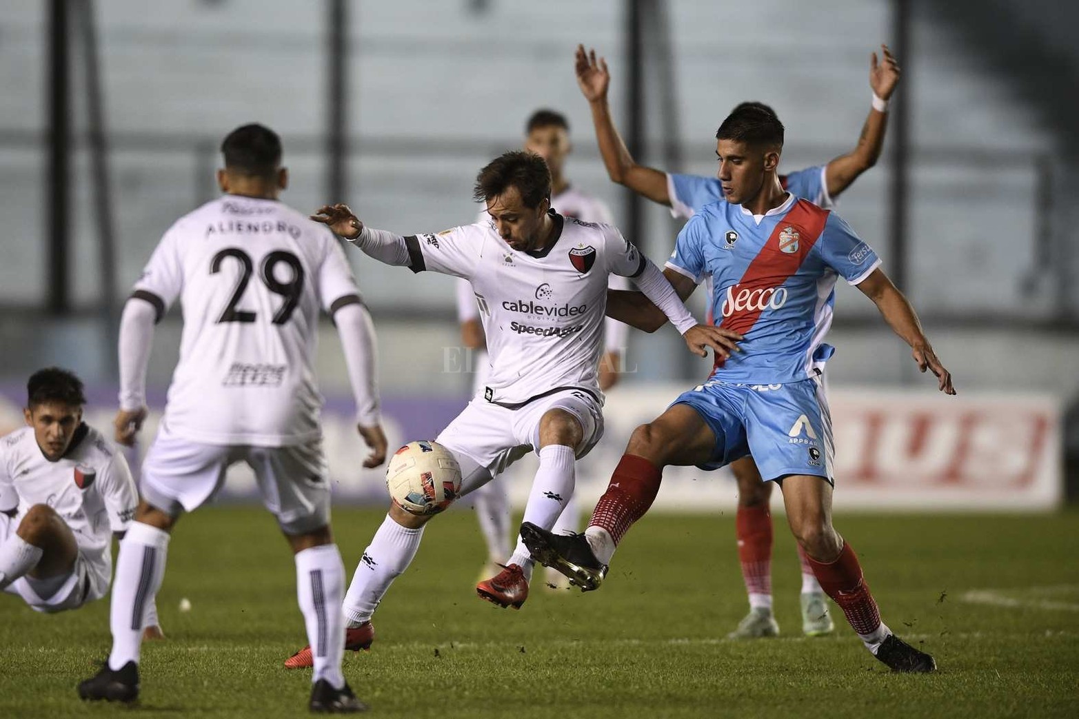 Colón perdió 2 a 0 frente a Arsenal y se despidió de la siguiente fase del torneo. Lleva 9 encuentros sin ganar en la Liga Profesional.