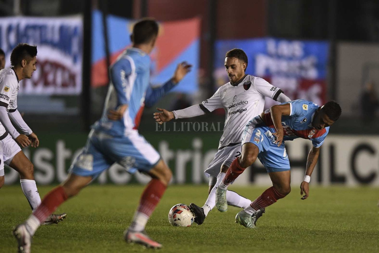 Colón perdió 2 a 0 frente a Arsenal y se despidió de la siguiente fase del torneo. Lleva 9 encuentros sin ganar en la Liga Profesional.
