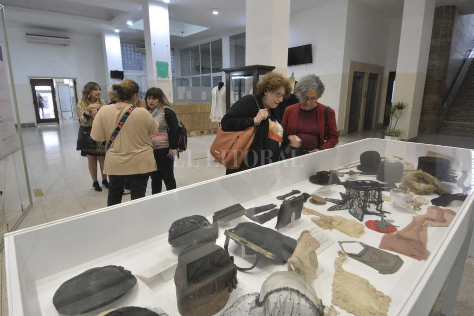 "Viste sentidos". Ese es el nombre de la muestra inaugurada esta semana en el hall del Palacio Municipal que permite conocer más sobre cómo se vestían los santafesinos entre 1880 y 1950.