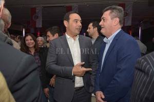 Pablo Aguirre El correntino Valdés habló con El Litoral sobre la reunión con Perotti. En la foto con el norteño Federico Pezz.