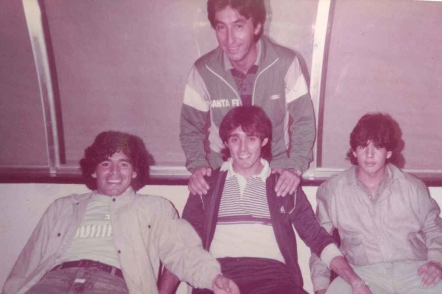 ELLITORAL_454355 |  Gentileza Retrato. El santafesino Gustavo Ripke (de pie) junto a Diego Maradona, Pedro Pablo Pasculli y Hugo Maradona, hermano del 10.