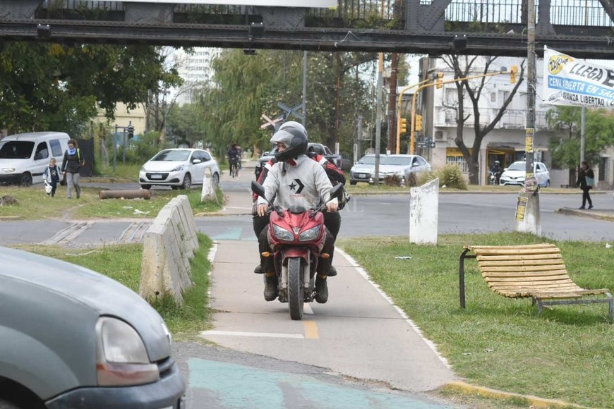 Motos en las ciclovias de la ciudad