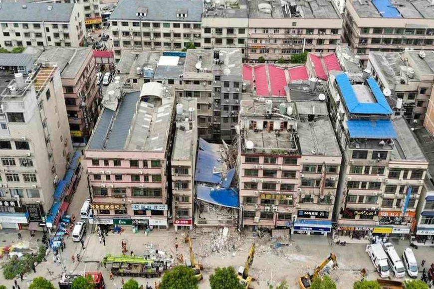 ELLITORAL_453900 |  Agencias Esta imagen aérea tomada el 29 de abril de 2022 muestra el derrumbe de un edificio de seis pisos en Changsha, en la provincia central china.