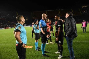 ELLITORAL_453867 |  El Litoral De mal en peor. Así terminó Julio César Falcioni el partido contra Estudiantes de La Plata en Santa Fe, cara a cara con el misionero Néstor Pitana y protestando fallos (el foul de Lértora y los minutos adicionados). Sobre llovido mojado: el despojo en la Libertadores.