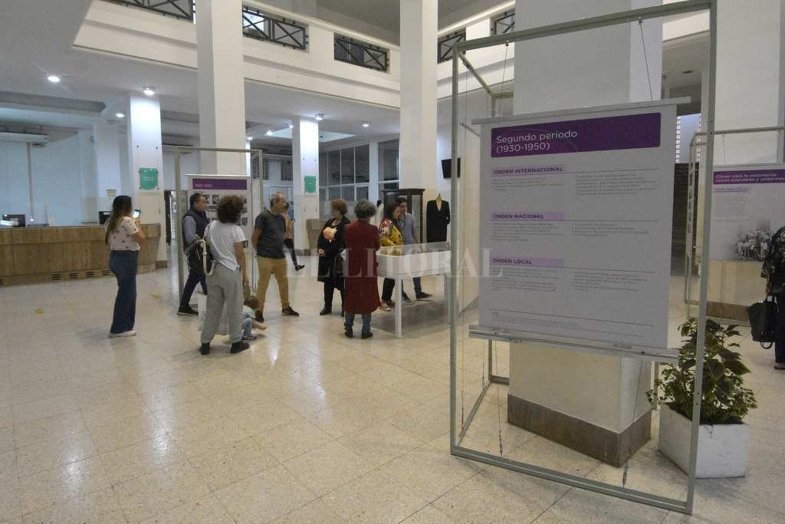 "Viste sentidos". Ese es el nombre de la muestra inaugurada esta semana en el hall del Palacio Municipal que permite conocer más sobre cómo se vestían los santafesinos entre 1880 y 1950.