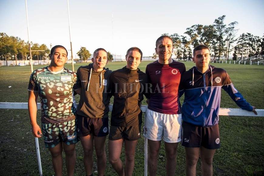 ELLITORAL_452464 |  Marcelo Manera Juntos.  Los chicos tienen un vínculo muy cercano, y con pocas palabras y mucho gesto se acompañan, y Quimey (en el centro de la foto) es justamente un compañero muy solidario con el equipo, que nunca falta ni en los viajes aun estando su madre delicada .