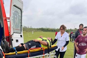 ELLITORAL_454011 |  Gentileza Según fuentes policiales el árbitro fue herido por otro hombre que ingresó desde el exterior del predio y luego se consumar el ataque se dio a la fuga.