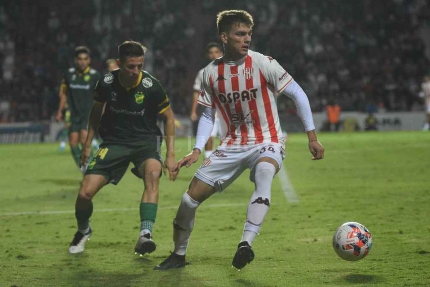 ELLITORAL_454341 |  Pablo Aguirre Kevin Zenón, por lejos la figura de Unión, maniobra ante Tripicchio, que tuvo muchas dificultades para frenarlo.