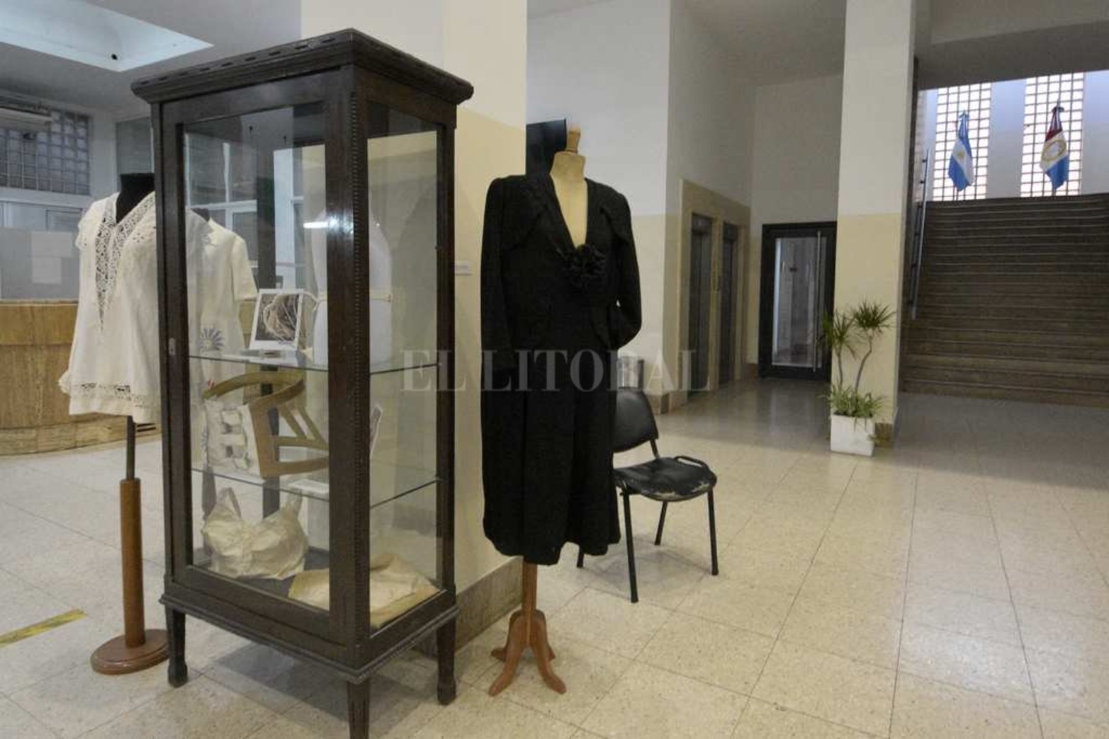 "Viste sentidos". Ese es el nombre de la muestra inaugurada esta semana en el hall del Palacio Municipal que permite conocer más sobre cómo se vestían los santafesinos entre 1880 y 1950.