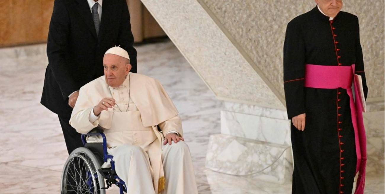 El papa Francisco apareció en silla de ruedas por su dolor de rodilla