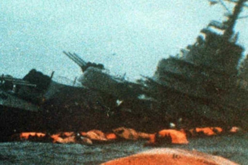 ELLITORAL_453627 |  Gentileza Día 2 de mayo de 1982. Imagen del hundimiento del crucero ARA General Belgrano captada por un sobreviviente. Se van a cumplir cuarenta años.