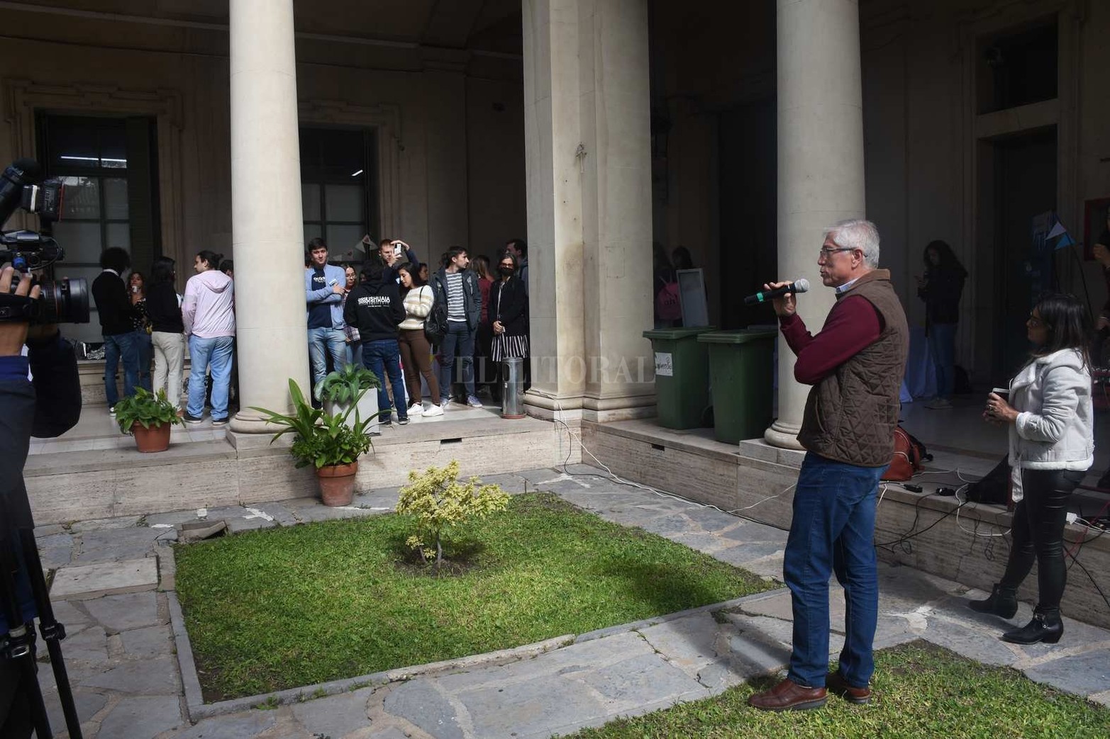 Intercambio de sabores y culturas en la UNL. Estudiantes extranjeros y de nuestro país cocinaron y ofrecieron platos típicos en un evento de confraternización realizado en el Rectorado.
