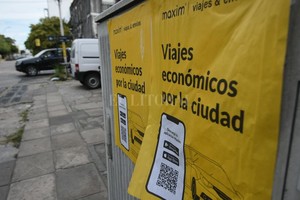ELLITORAL_454579 |  Pablo Aguirre Las calles de la ciudad empapeladas con el servicio de traslado privado al que se puede acceder desde una aplicación móvil.